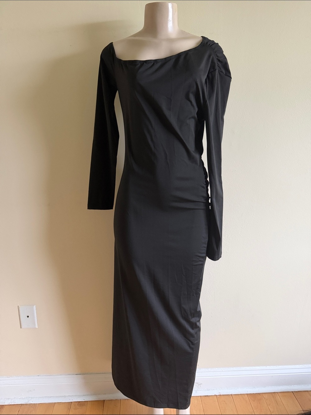 Elegant Black Long-Sleeve Maxi Dress with Off-Shoulder Detail 17’’-24’’